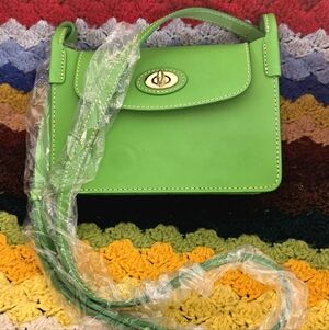 Dooney & Bourke Kelly Green Smooth Leather 'Pinky Crossbody' Style Bag Excellent